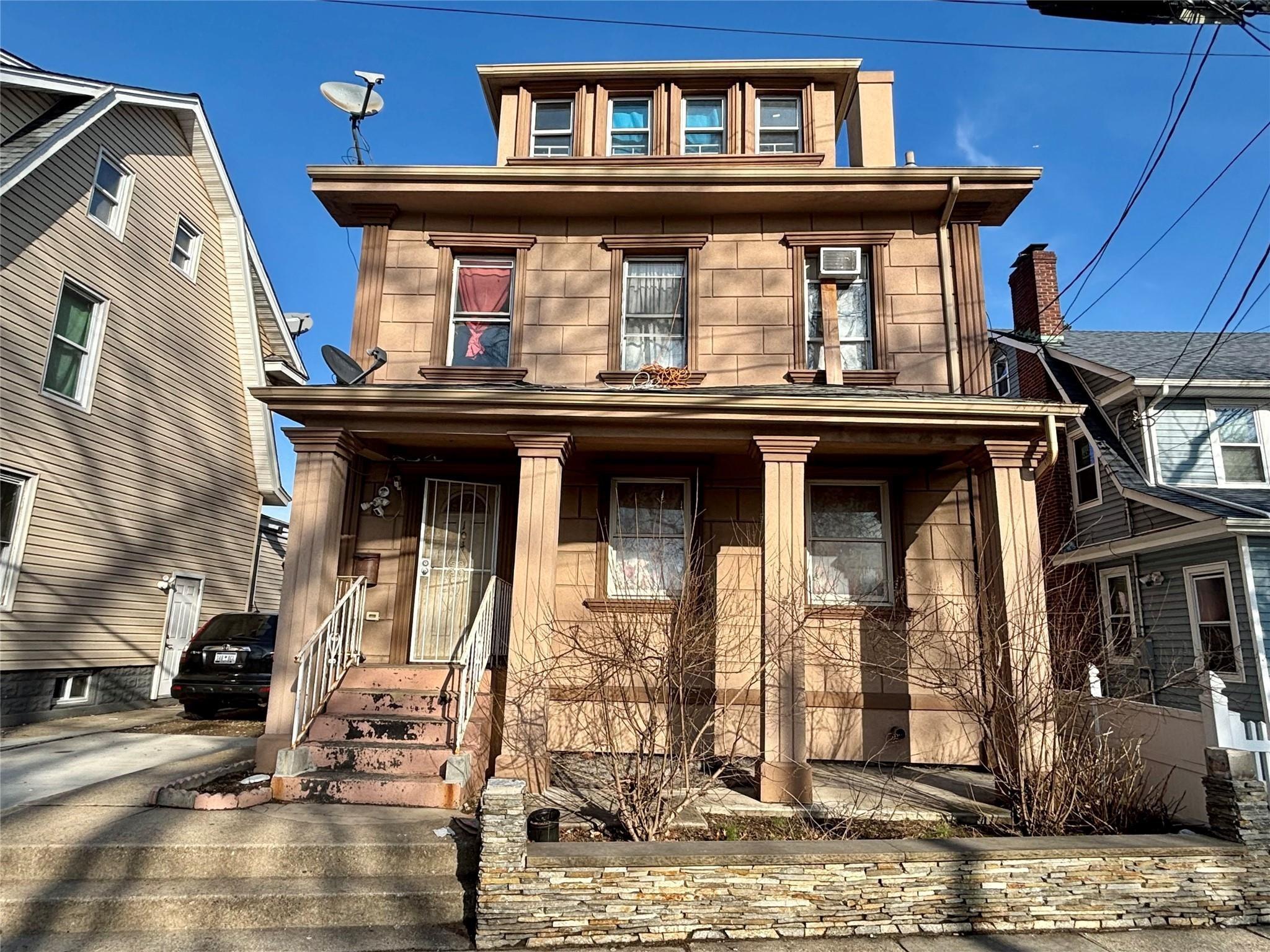 Henry St, Hempstead, NY 11550
