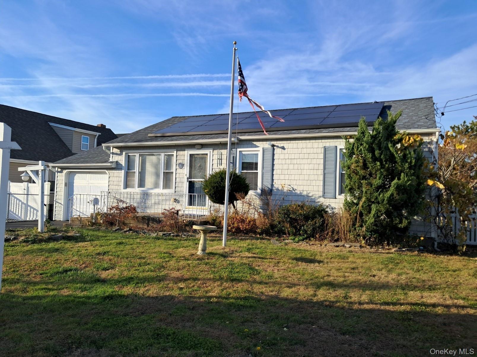 E Seacrest Ave, Lindenhurst, NY 11757