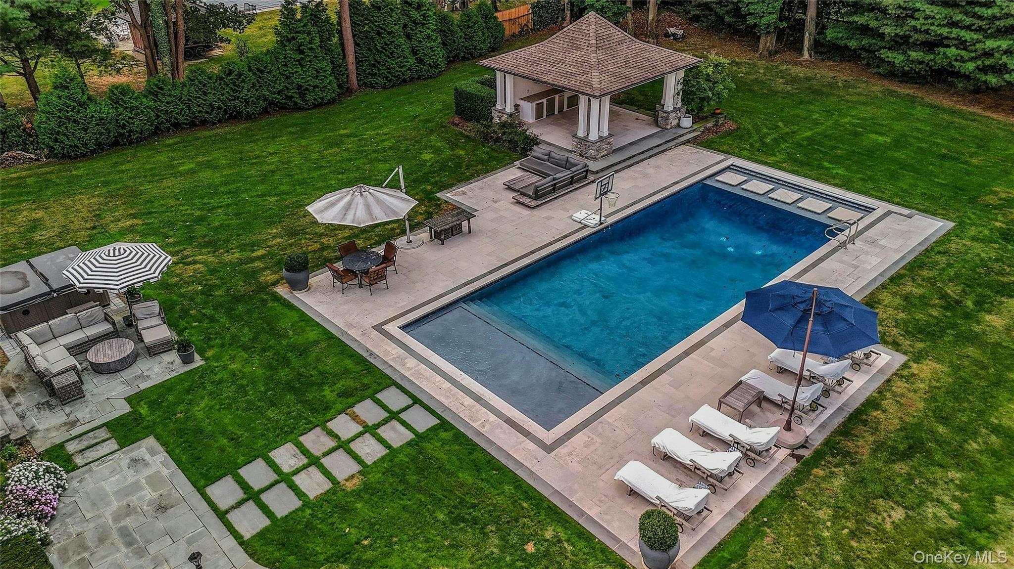 Burtis Ln, Syosset, NY 11791