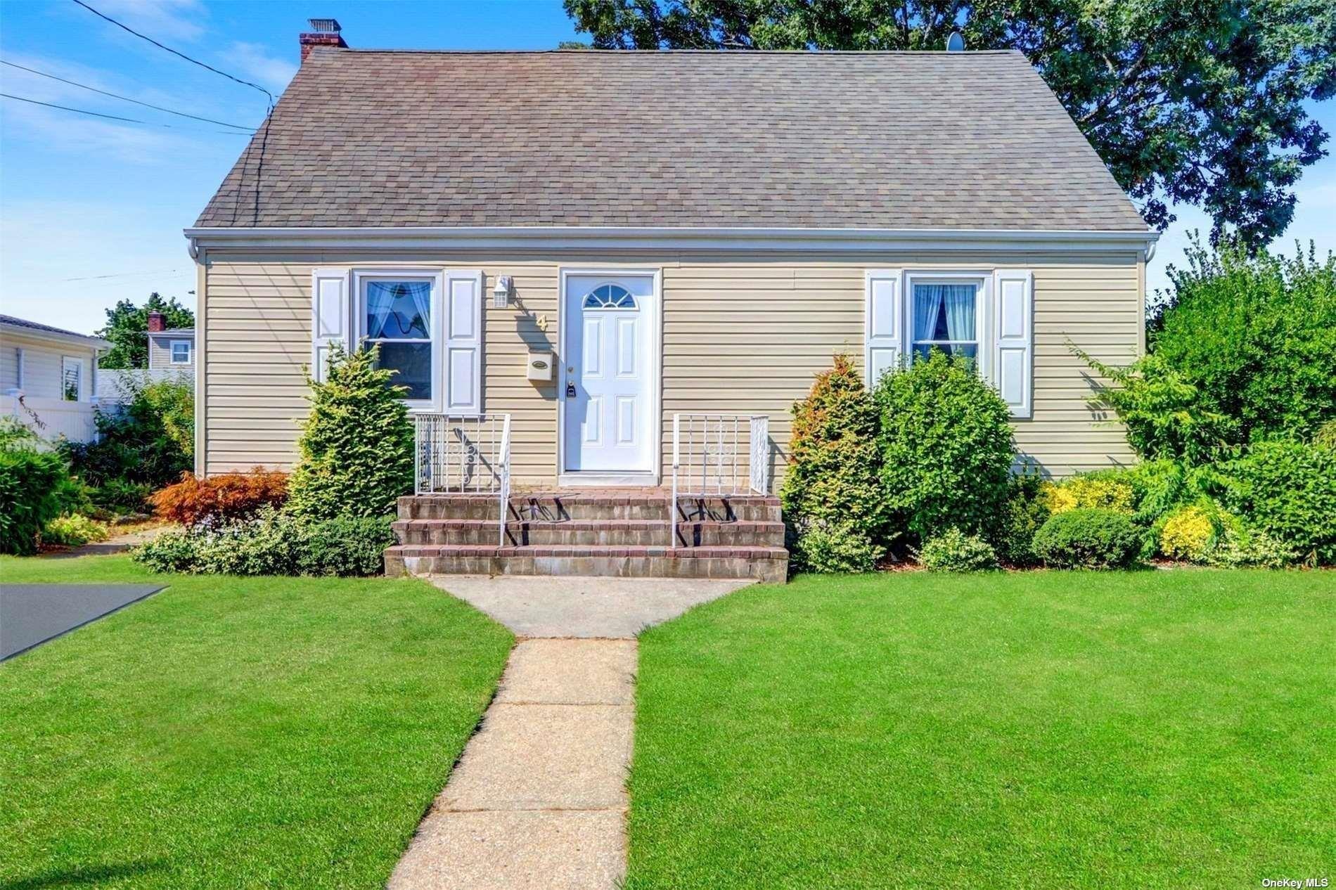 West Ct, Bethpage, NY 11714