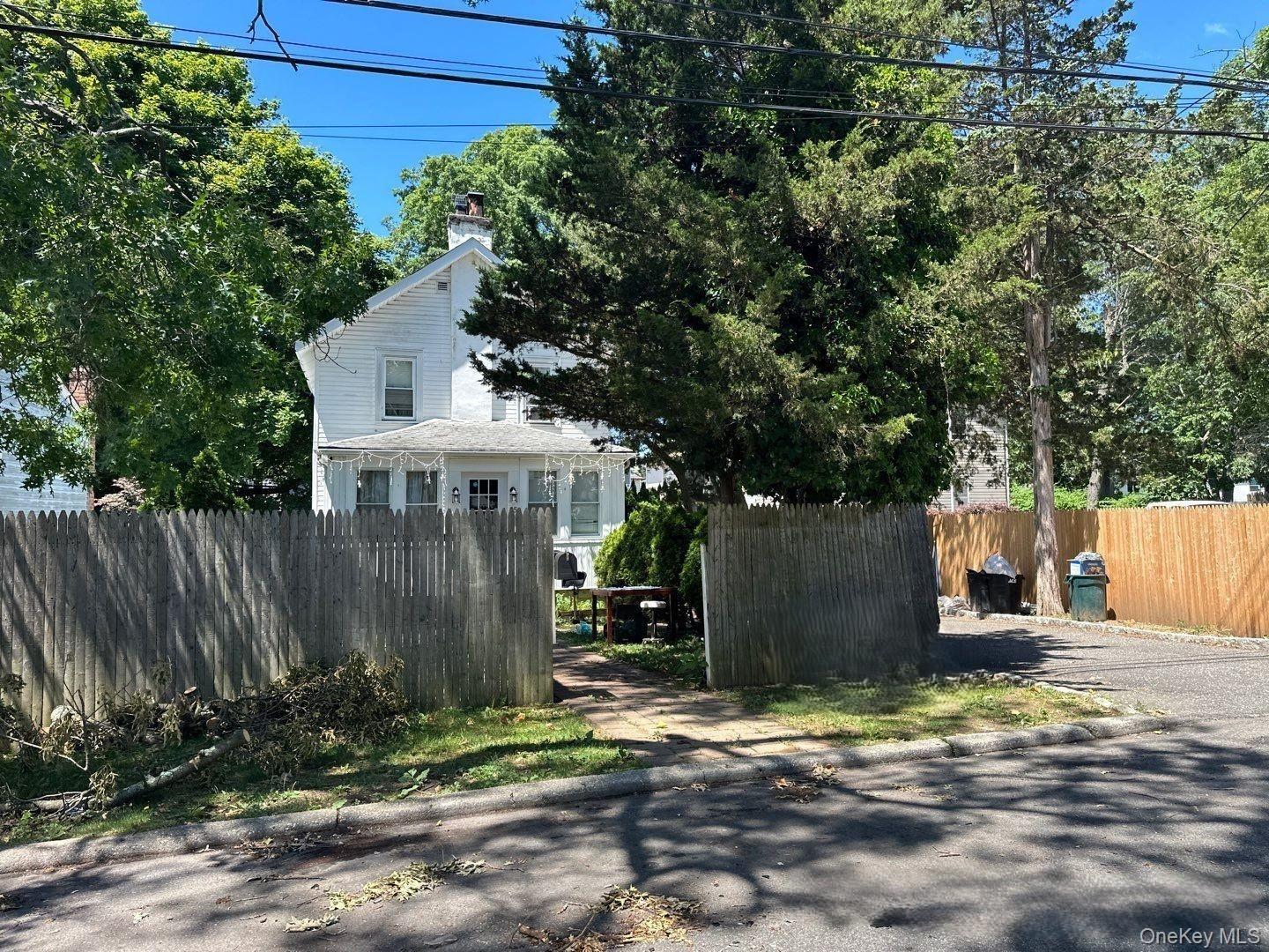 9th Ave, Huntington Station, NY 11746