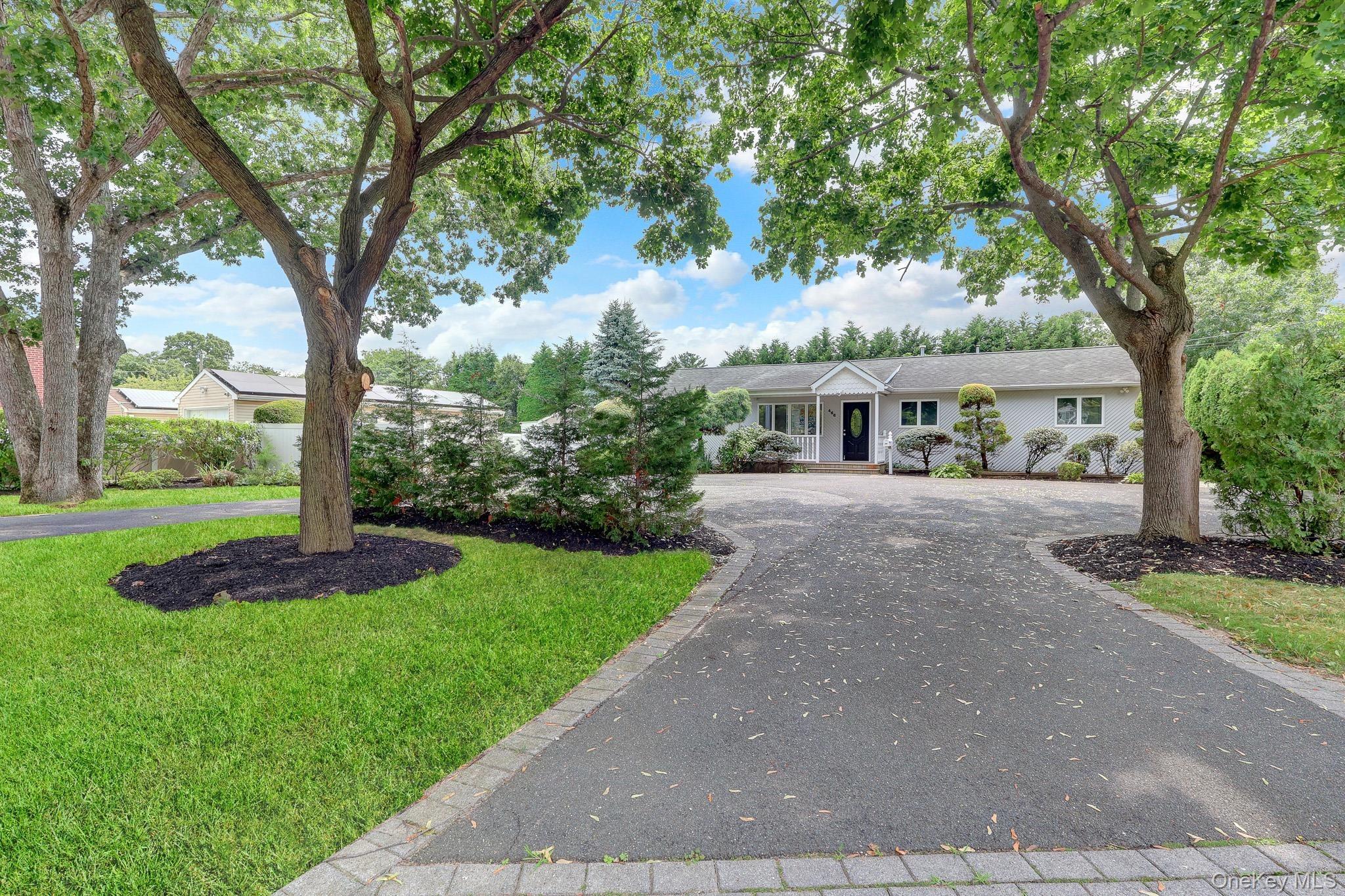W 4th St, West Islip, NY 11795