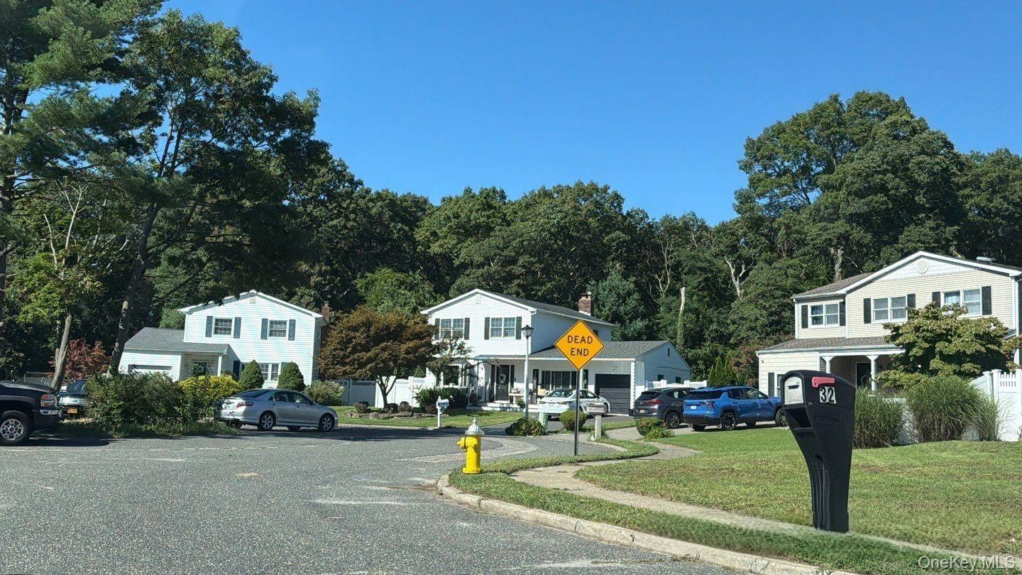 Sylvia Cir, Holbrook, NY 11741