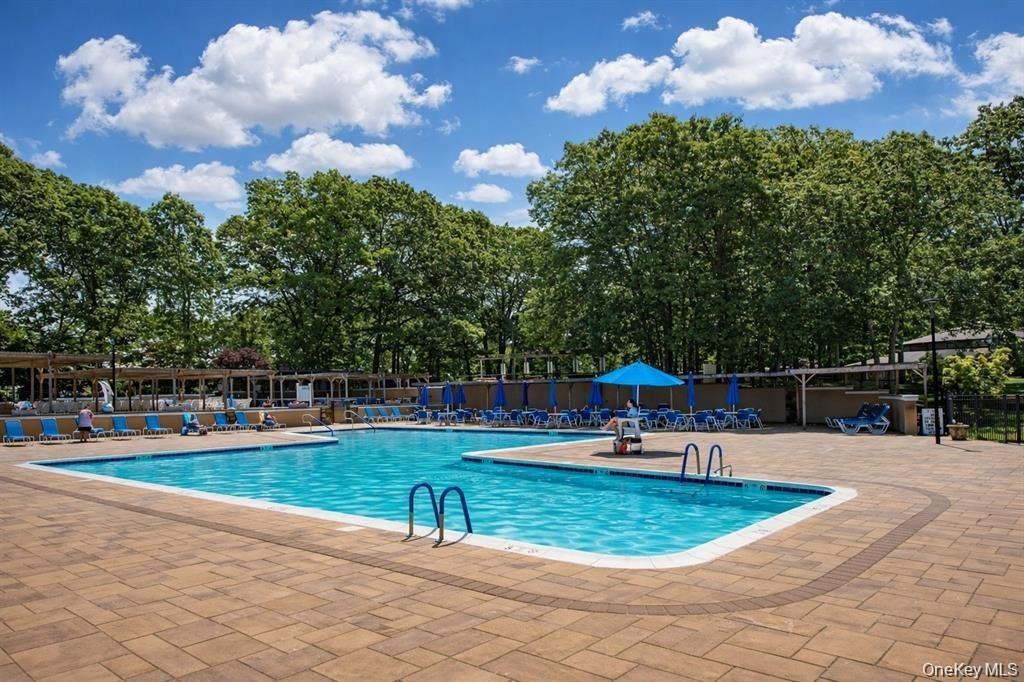 Woodbridge Dr, Ridge, NY 11961