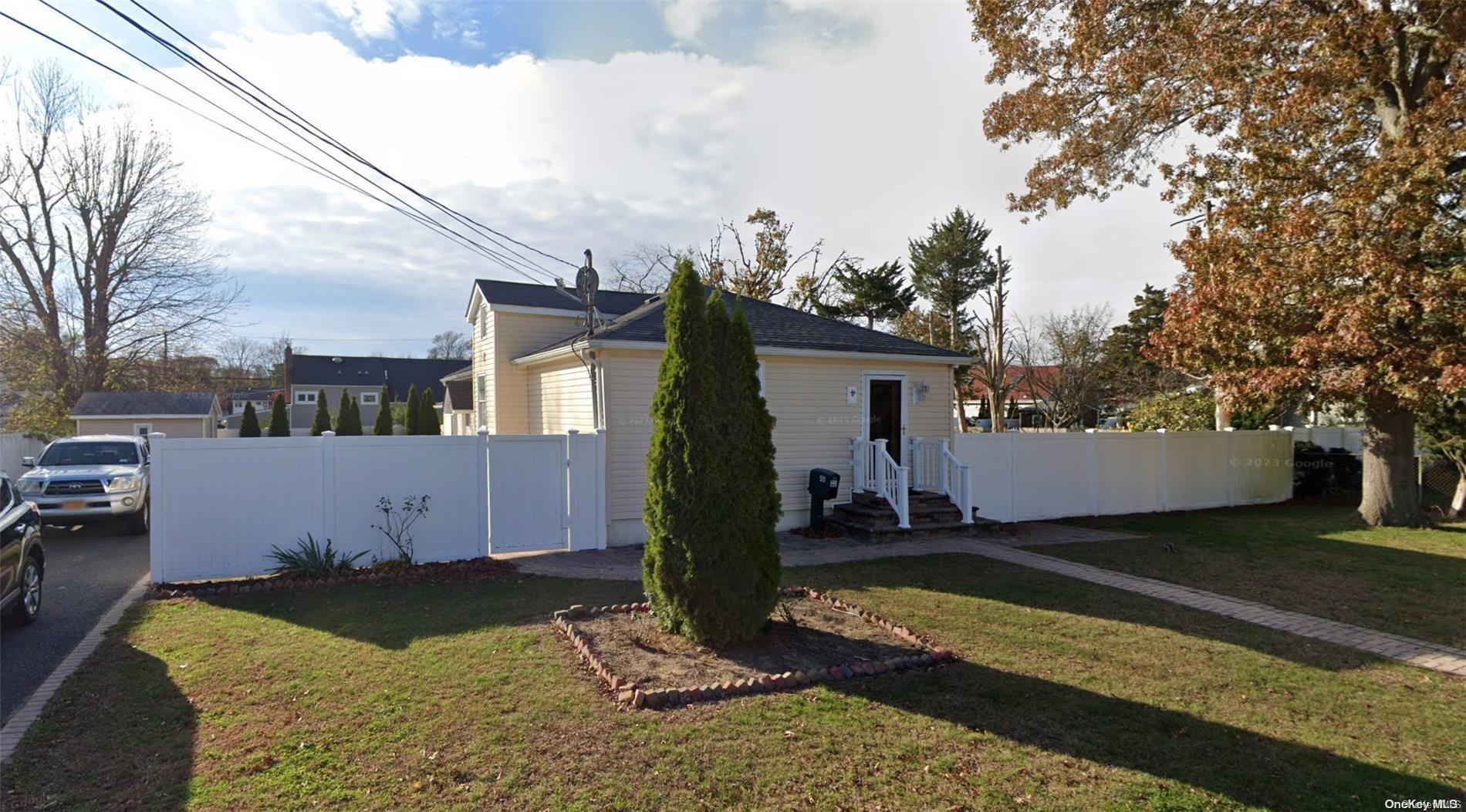 S 7th St, Lindenhurst, NY 11757