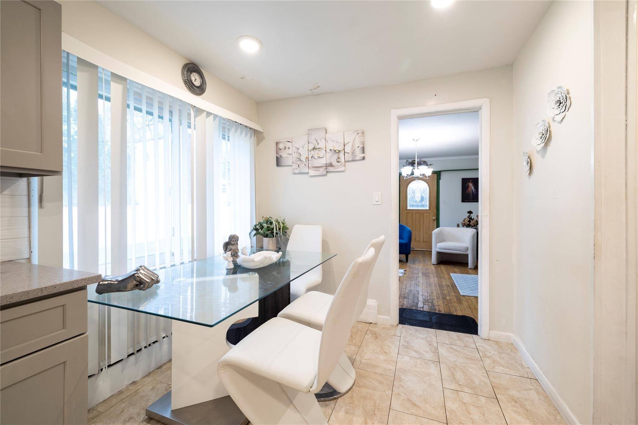 Beachview St, Copiague, NY 11726