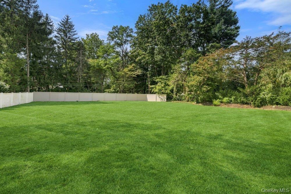 Aron Dr, Woodbury, NY 11797