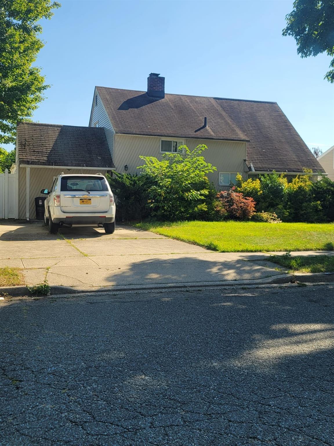 Haymaker Ln, Levittown, NY 11756
