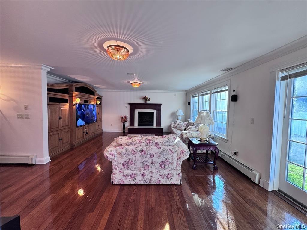 Moss Ln, Jericho, NY 11753