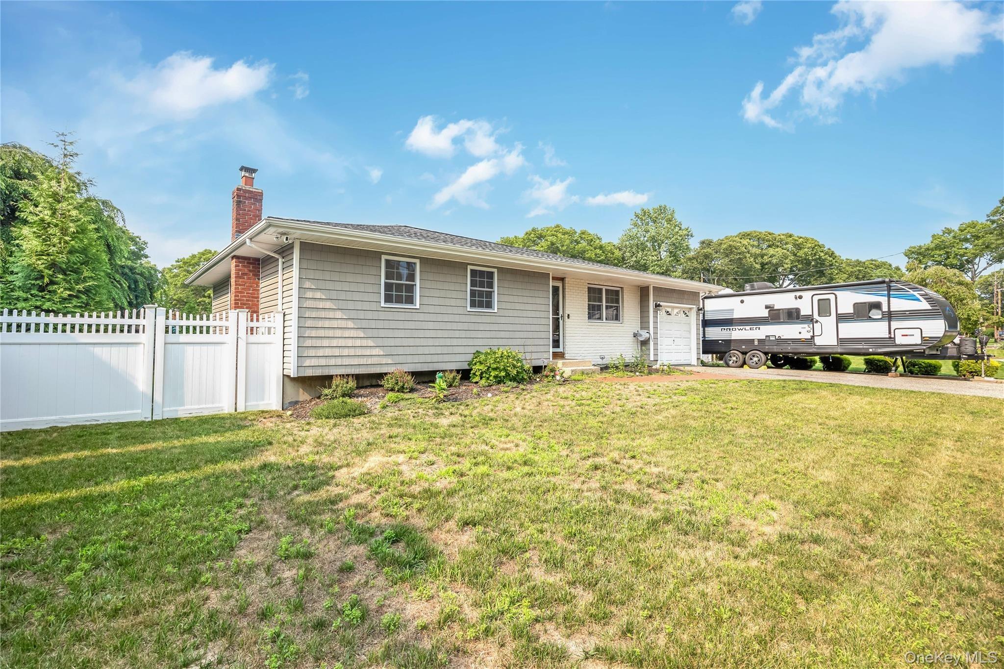Cherokee St, Ronkonkoma, NY 11779