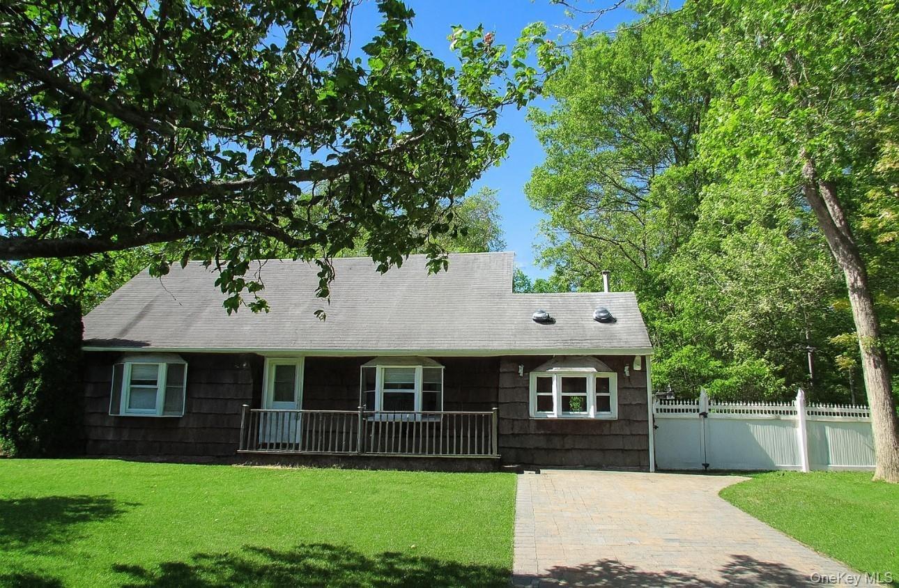 Highview Ln, Ridge, NY 11961