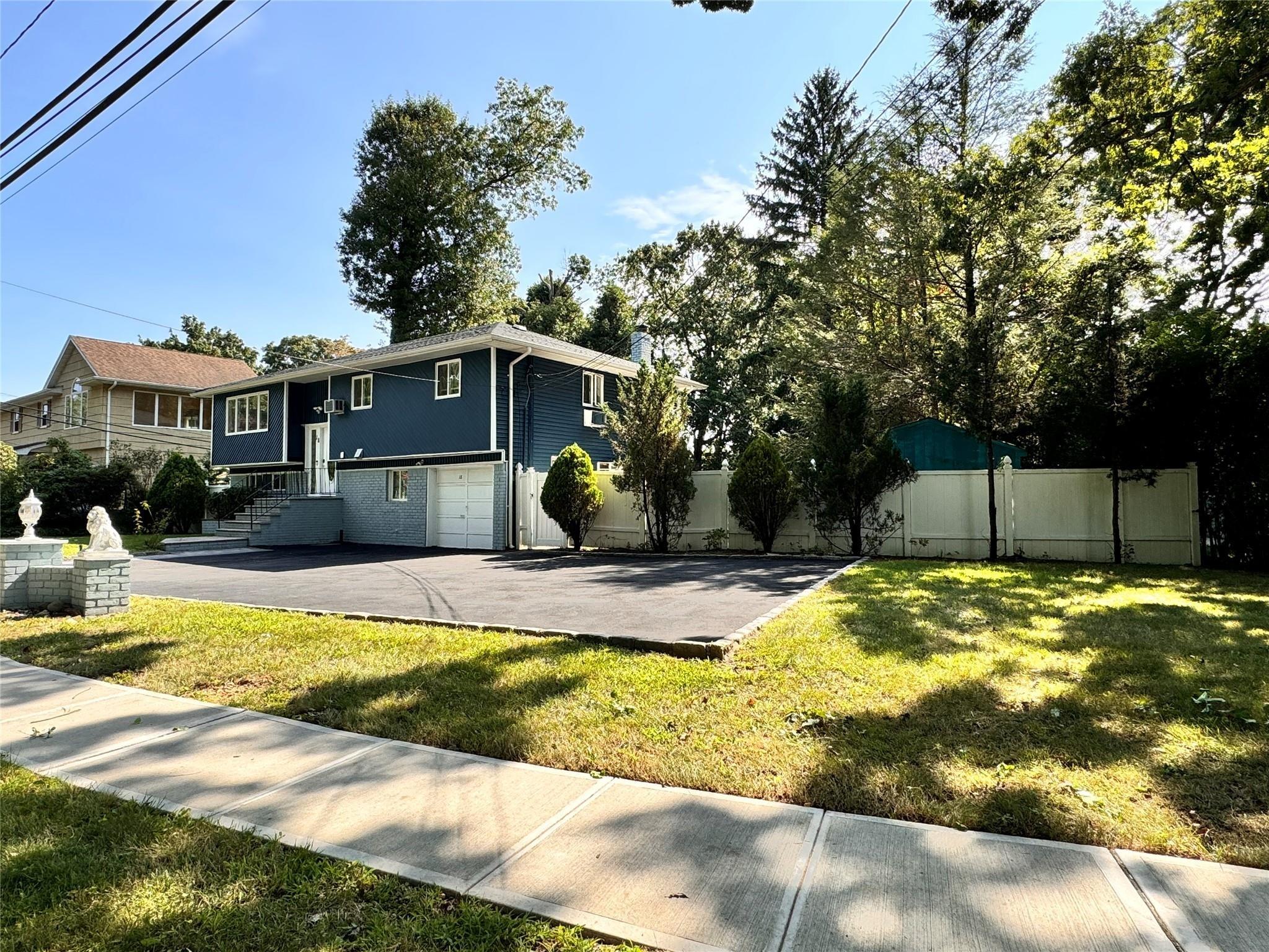 Park Dr E, Syosset, NY 11791