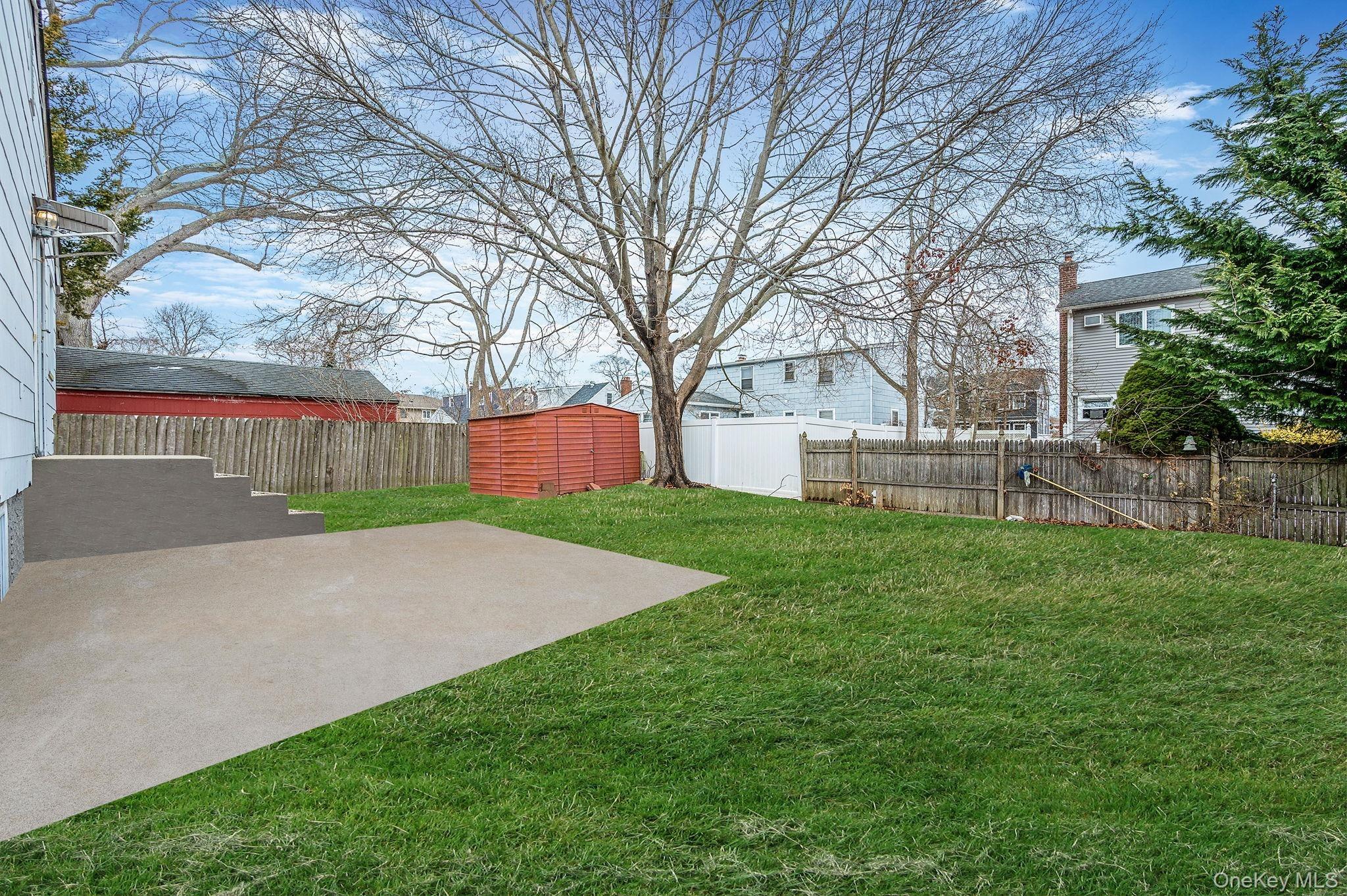 S 7th St, Lindenhurst, NY 11757