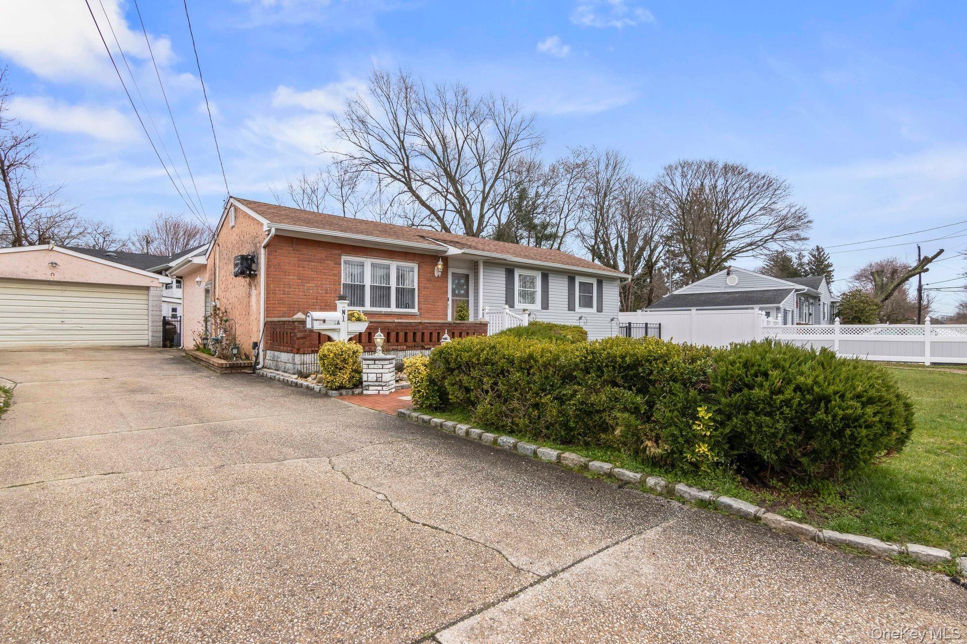 Pinetop Dr, Central Islip, NY 11722