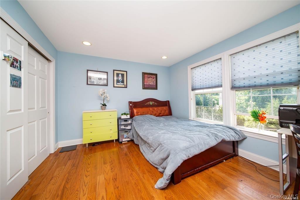 Maple St, Roslyn Heights, NY 11577