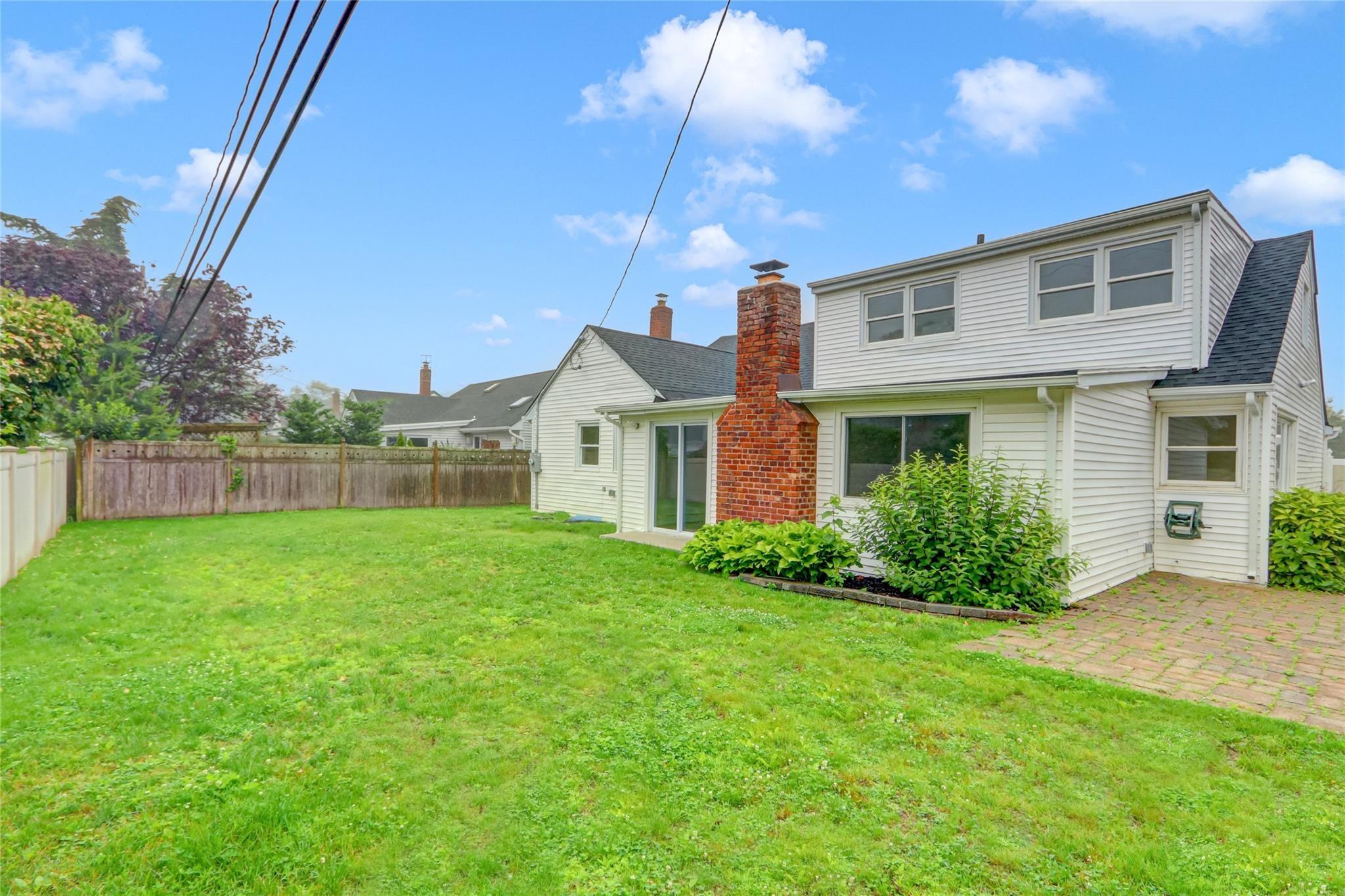 Maxwell Dr, Wantagh, NY 11793