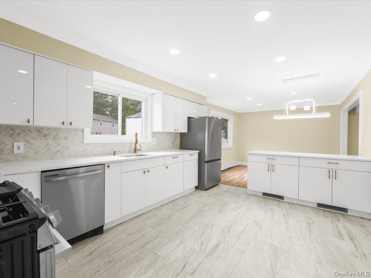 Shire Ct, Greenlawn, NY 11740