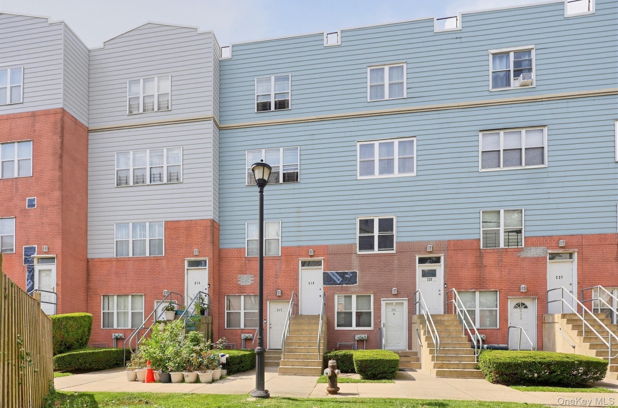 Admiral Ln, Bronx, NY 10473