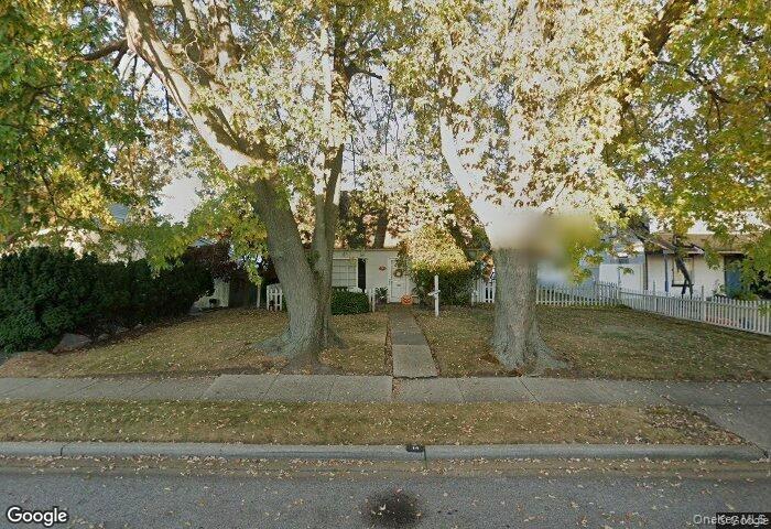Surrey Ln, Levittown, NY 11756