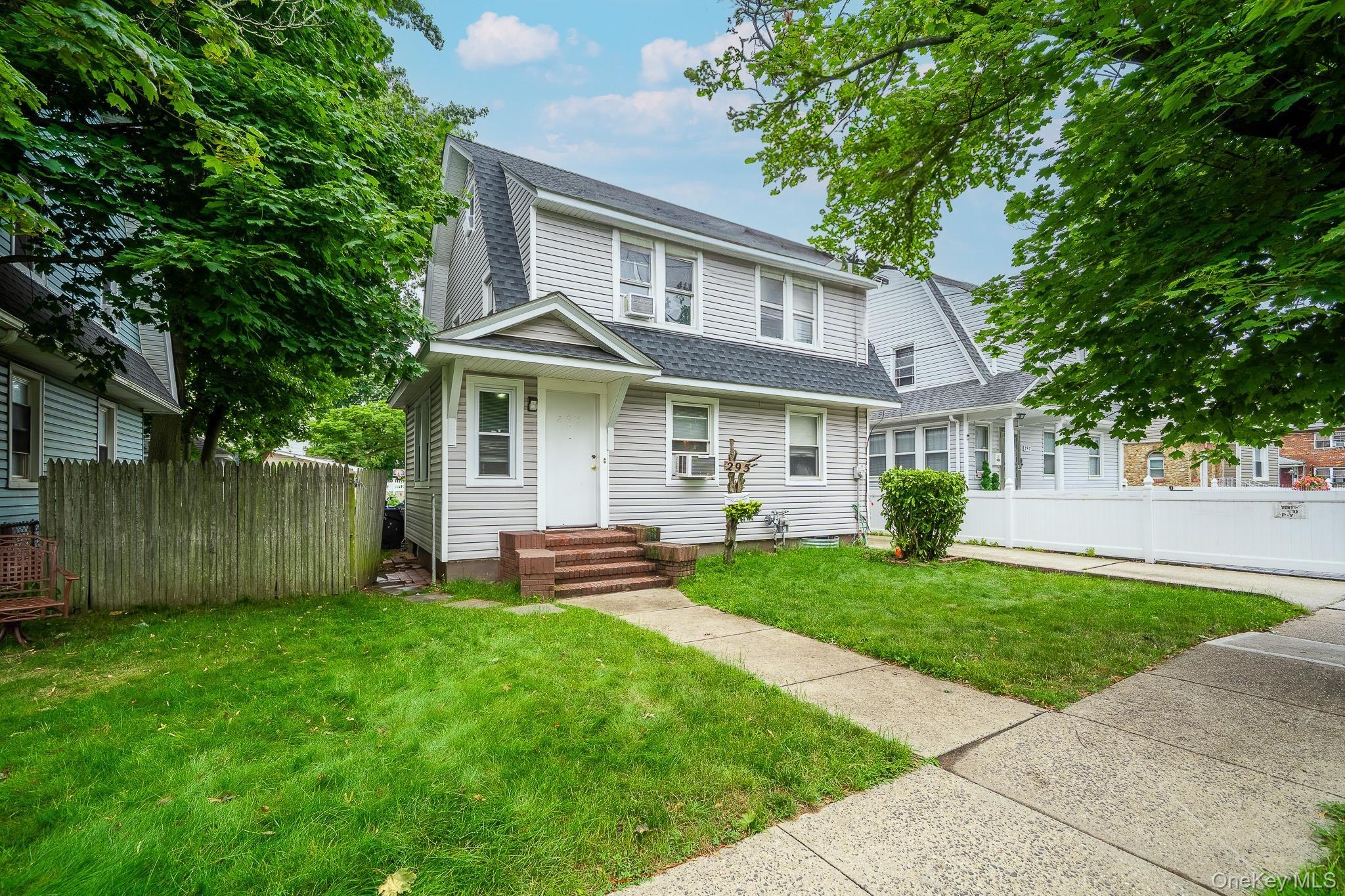 Washington St, Hempstead, NY 11550
