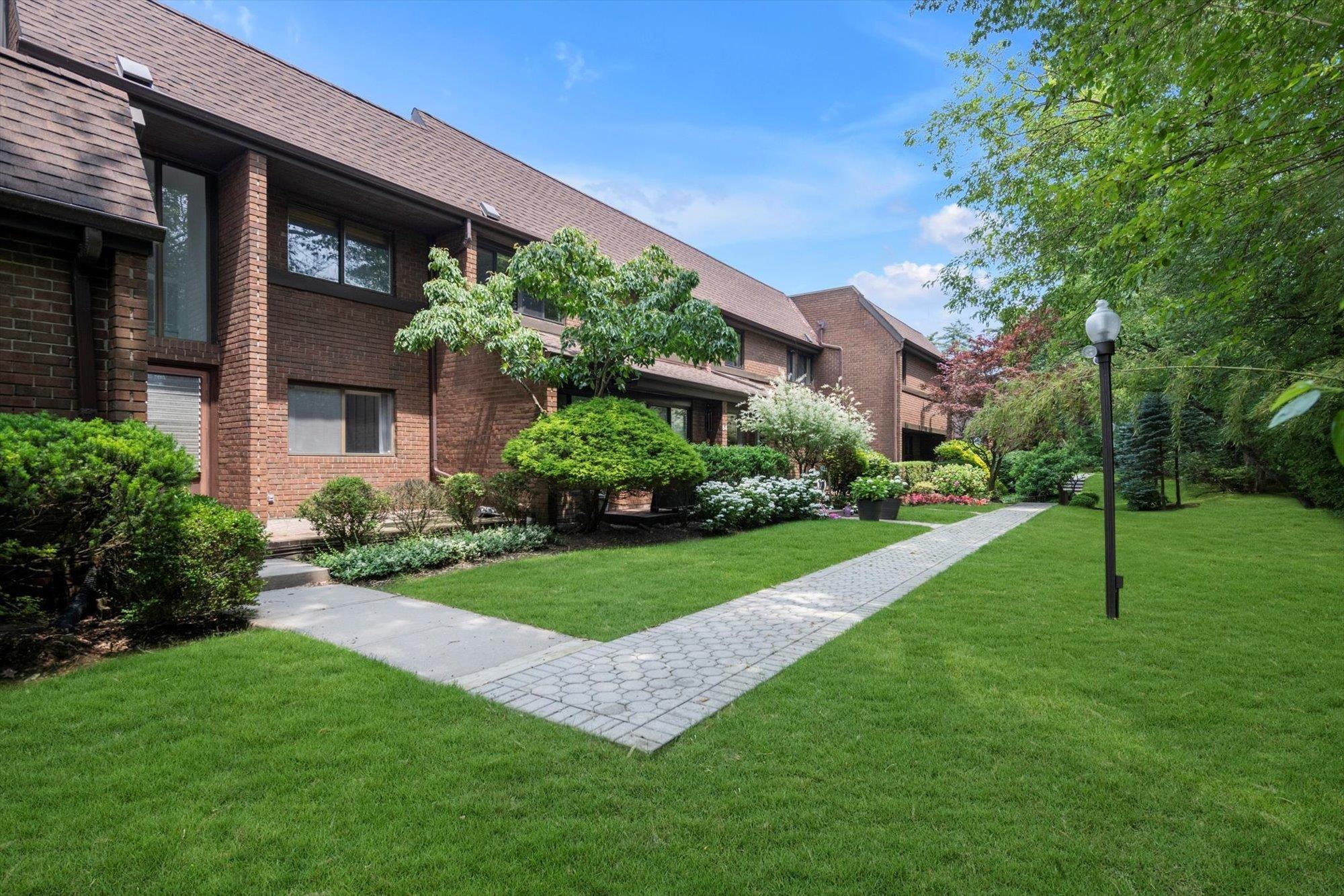 Chestnut Hl, Roslyn, NY 11576