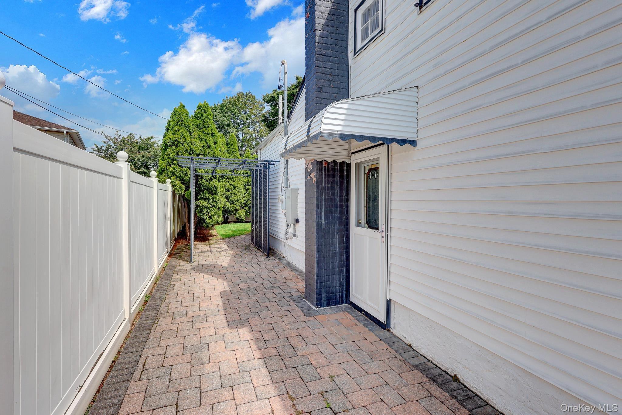 S Dean St, Hicksville, NY 11801
