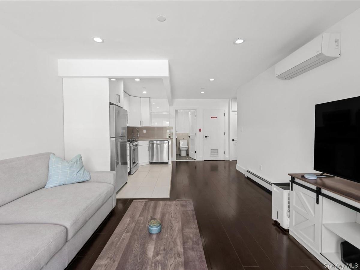 31st Ave, Astoria, NY 11106