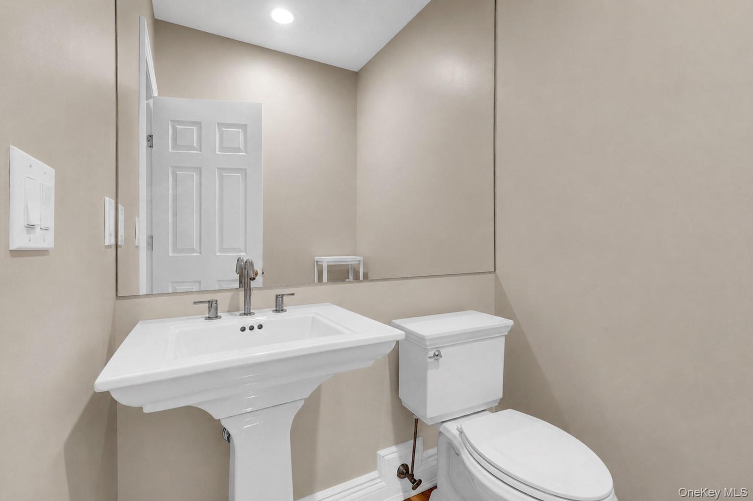 Hathaway Ln, Manhasset, NY 11030
