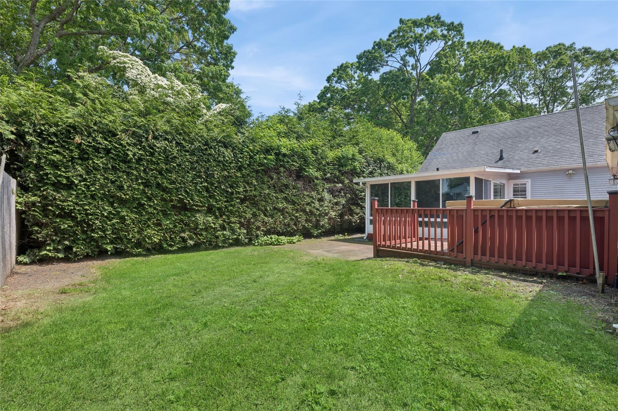 W Hemlock St, Islip, NY 11751