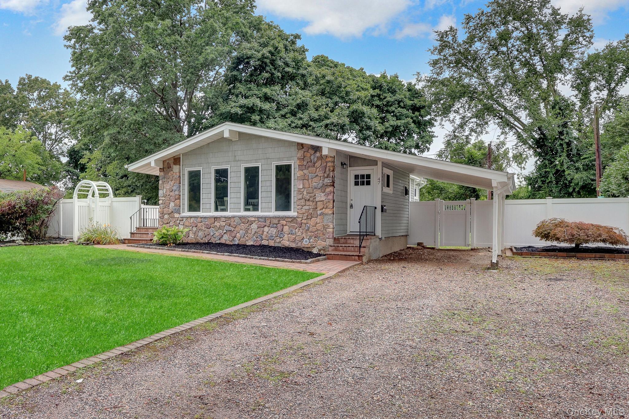 Hayrick Ln, Commack, NY 11725