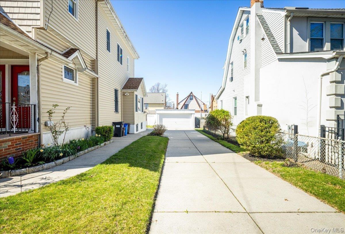 10th Ave, Whitestone, NY 11357