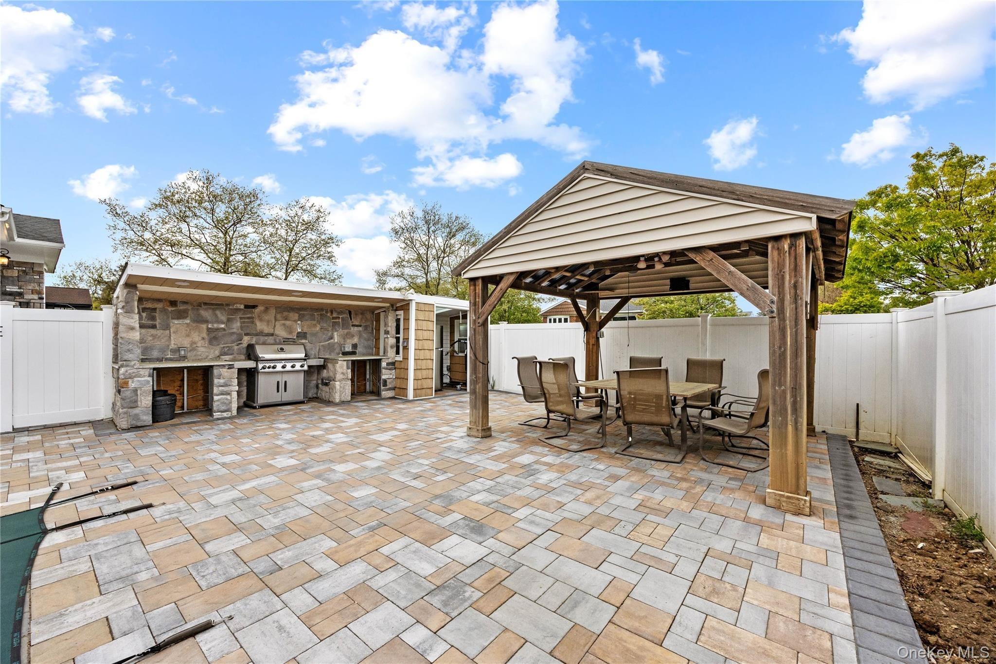 Bruce Ln, Westbury, NY 11590