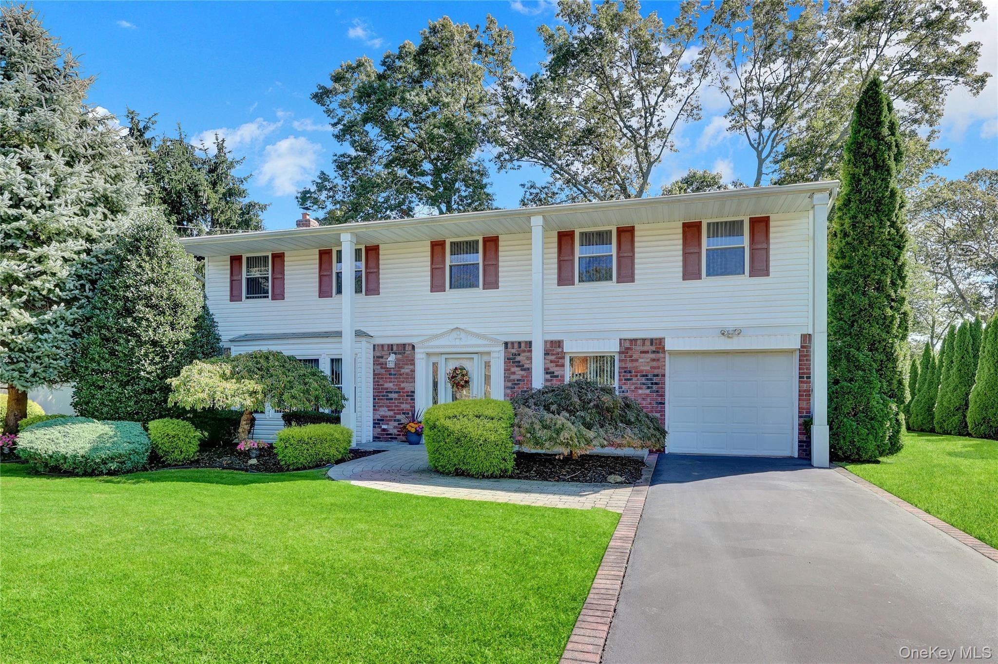 Milhouse Ln, Lake Grove, NY 11755