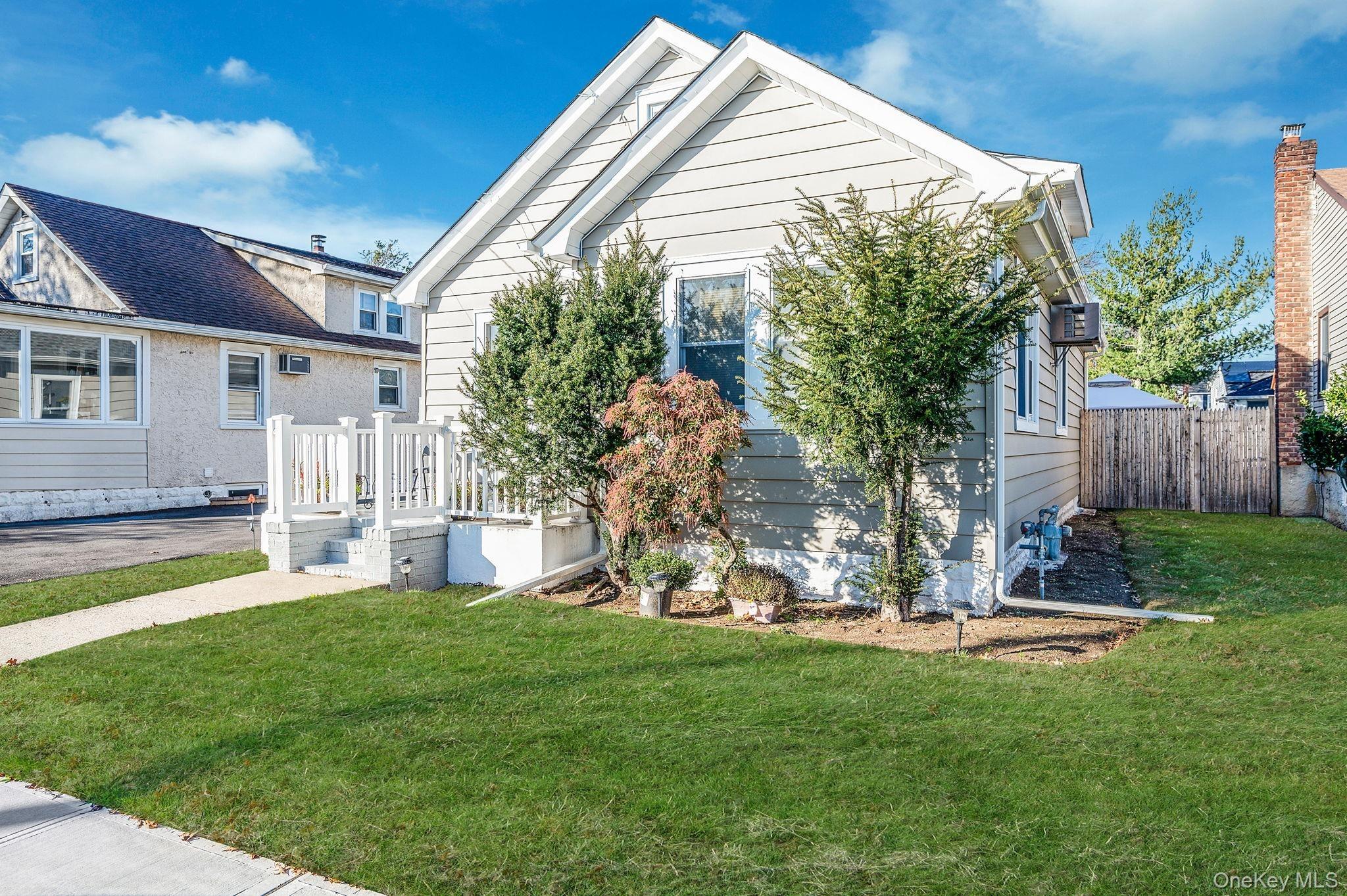 Orchard St, Merrick, NY 11566