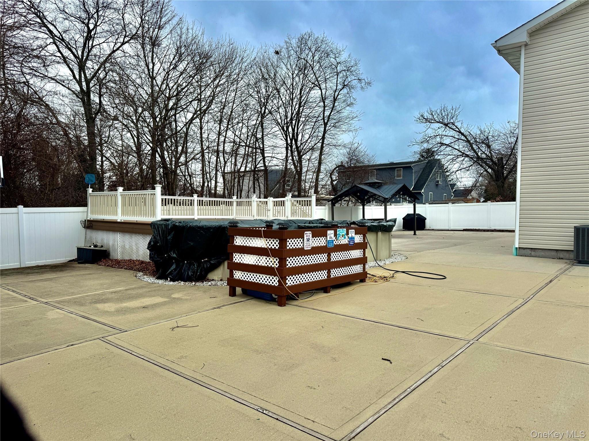 Daniel St, Lindenhurst, NY 11757