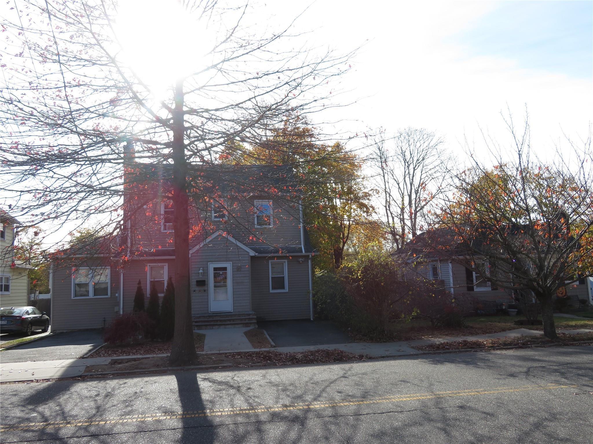 Brook Ave, Bay Shore, NY 11706
