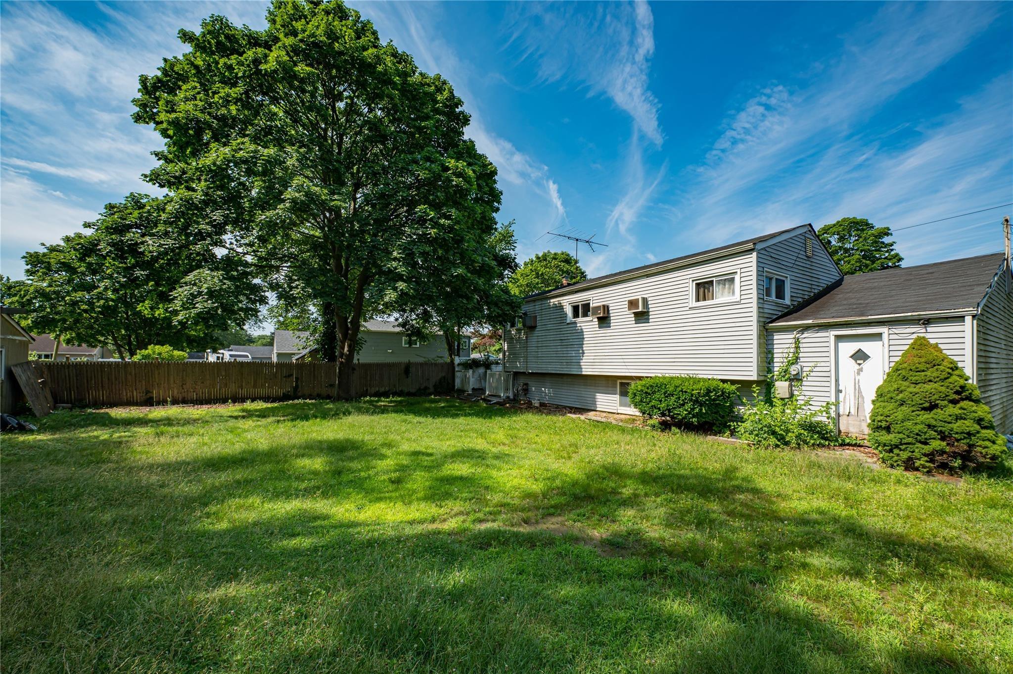 Thompson Dr, Bay Shore, NY 11706