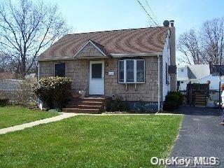 N Greene Ave, Lindenhurst, NY 11757