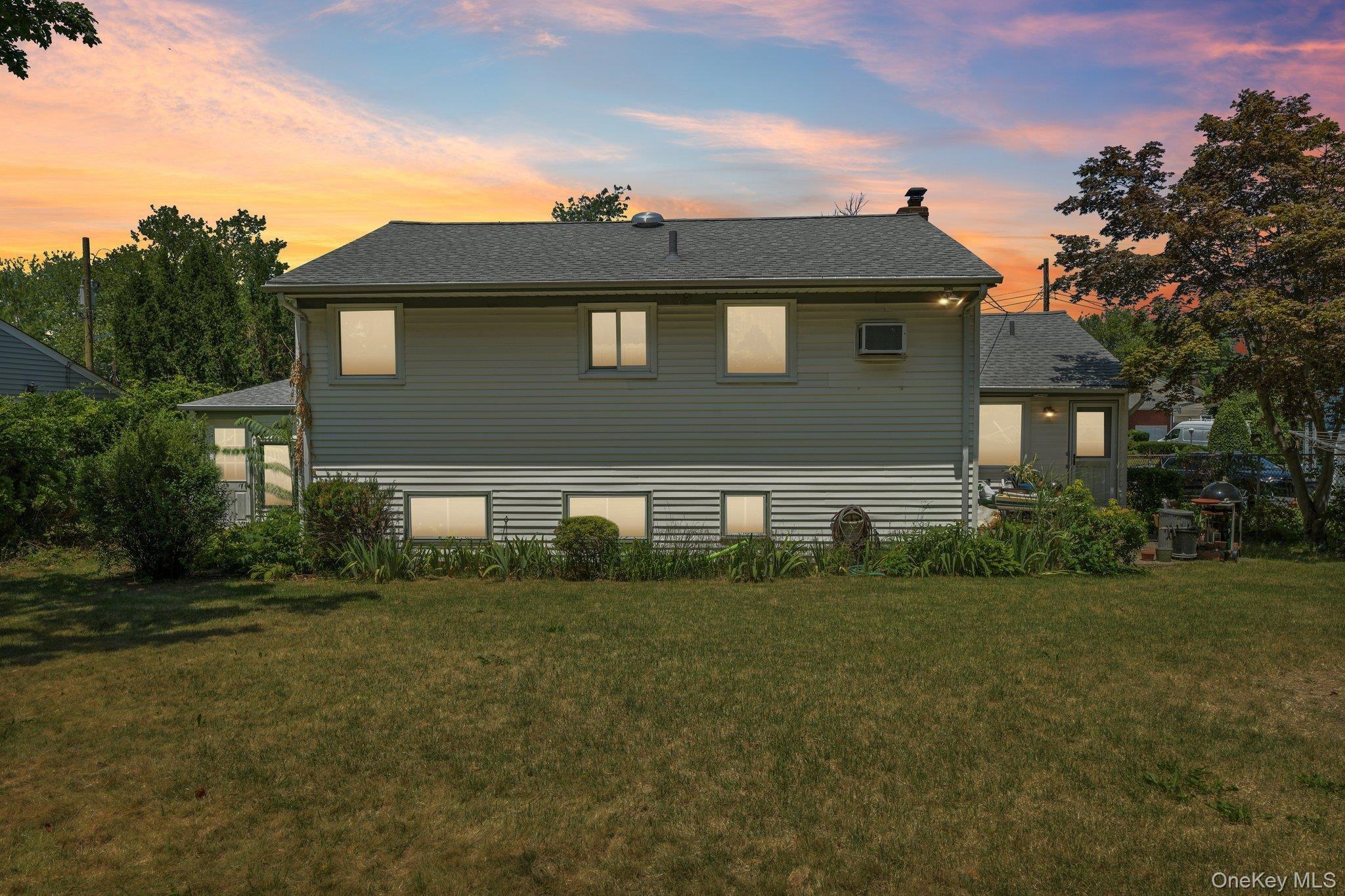 Oakley Dr, Huntington Station, NY 11746