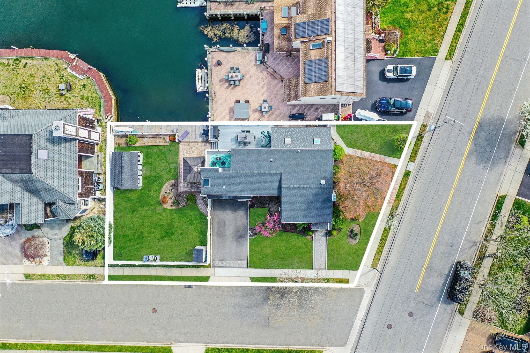 Sutton Pl, Massapequa, NY 11758