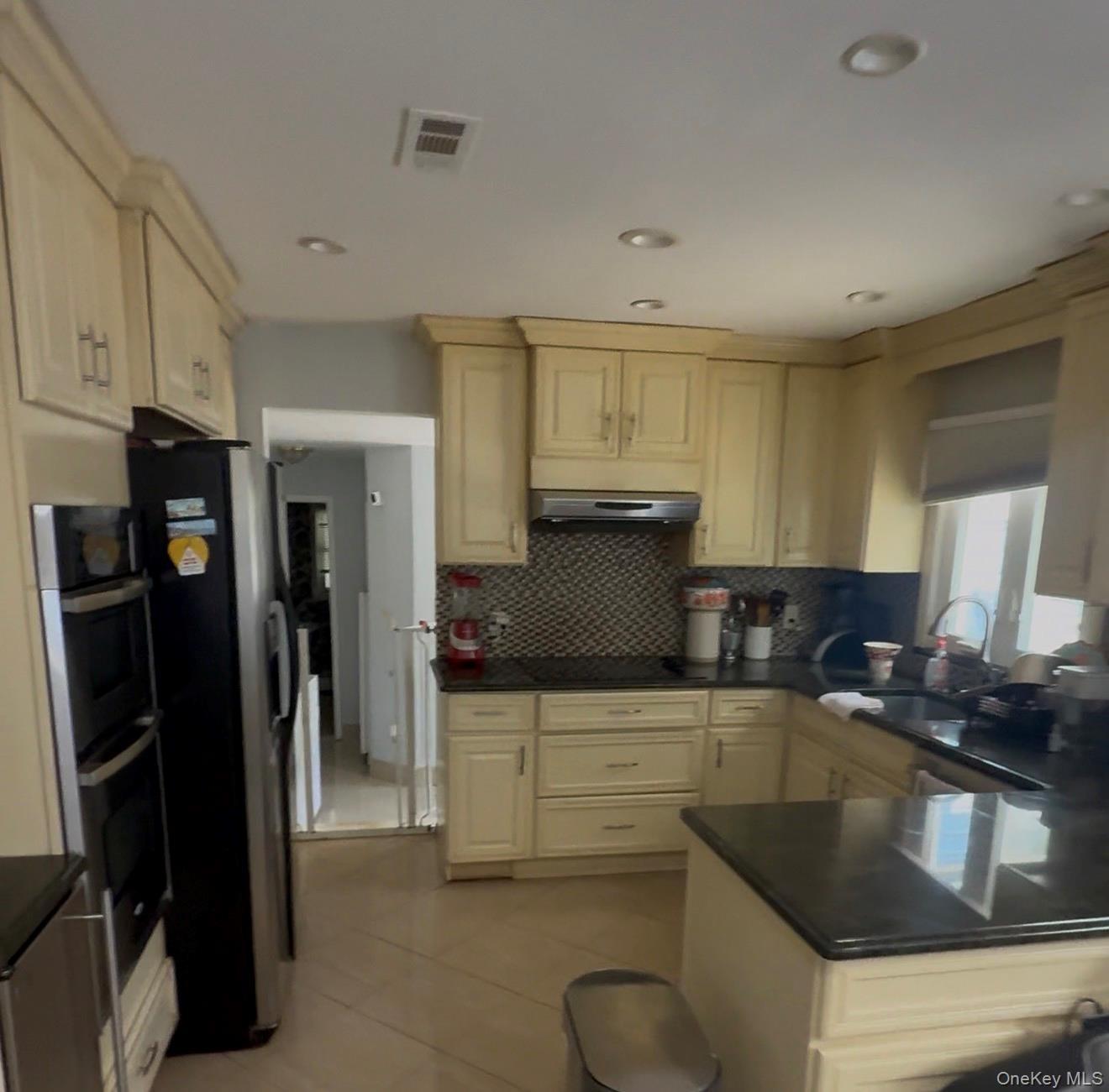 Lisa Dr, Dix Hills, NY 11746