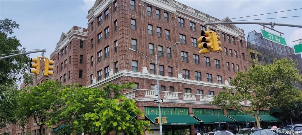 37th Ave, Jackson Heights, NY 11372