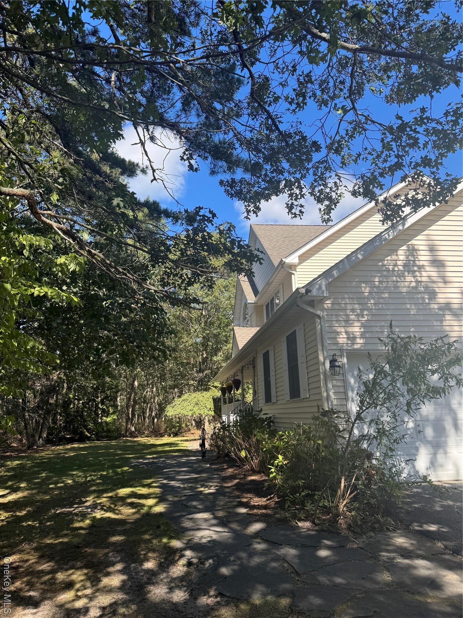 N Cozine Rd, Manorville, NY 11949