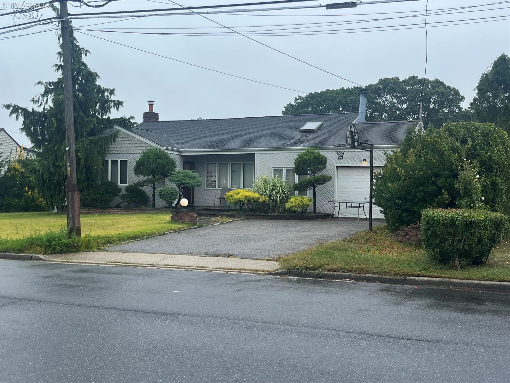Hamilton Ave, Massapequa, NY 11758