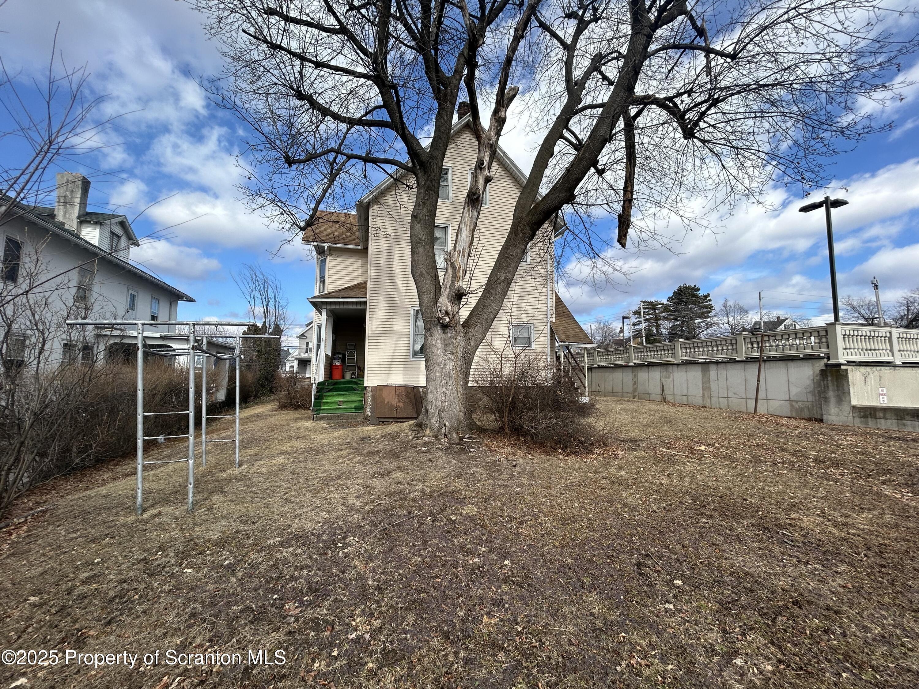 E Drinker St, Dunmore, PA 18512
