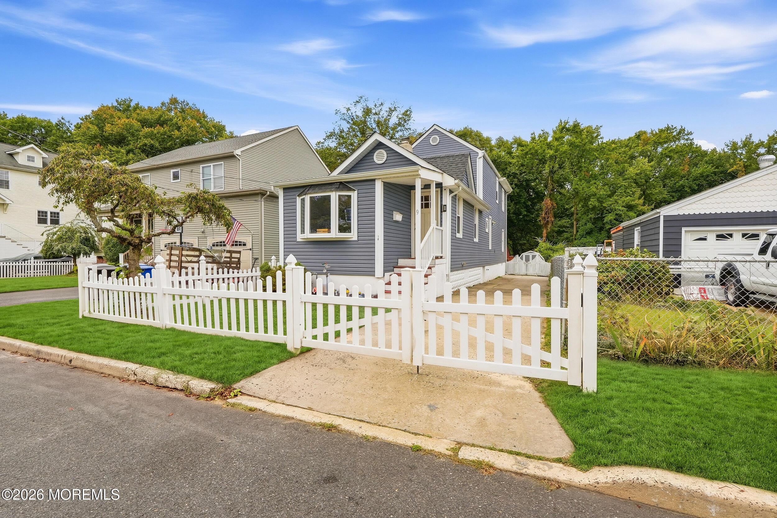 Briarcliff Pl, Port Monmouth, NJ 07758
