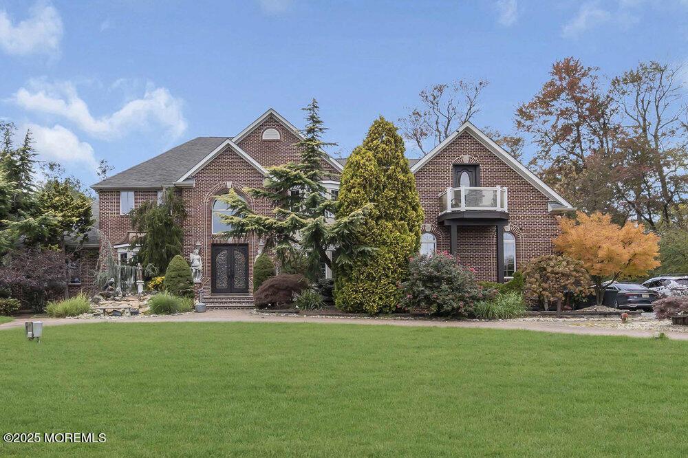 Oakland Mills Rd, Manalapan, NJ 07726