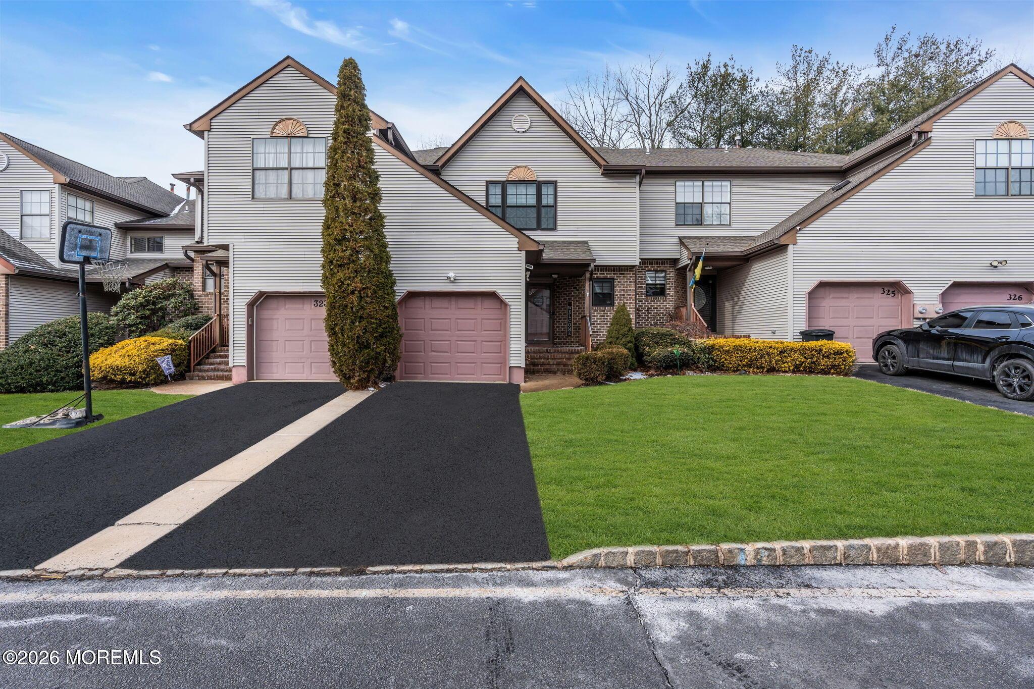 Oak Knoll Dr, Manalapan, NJ 07726