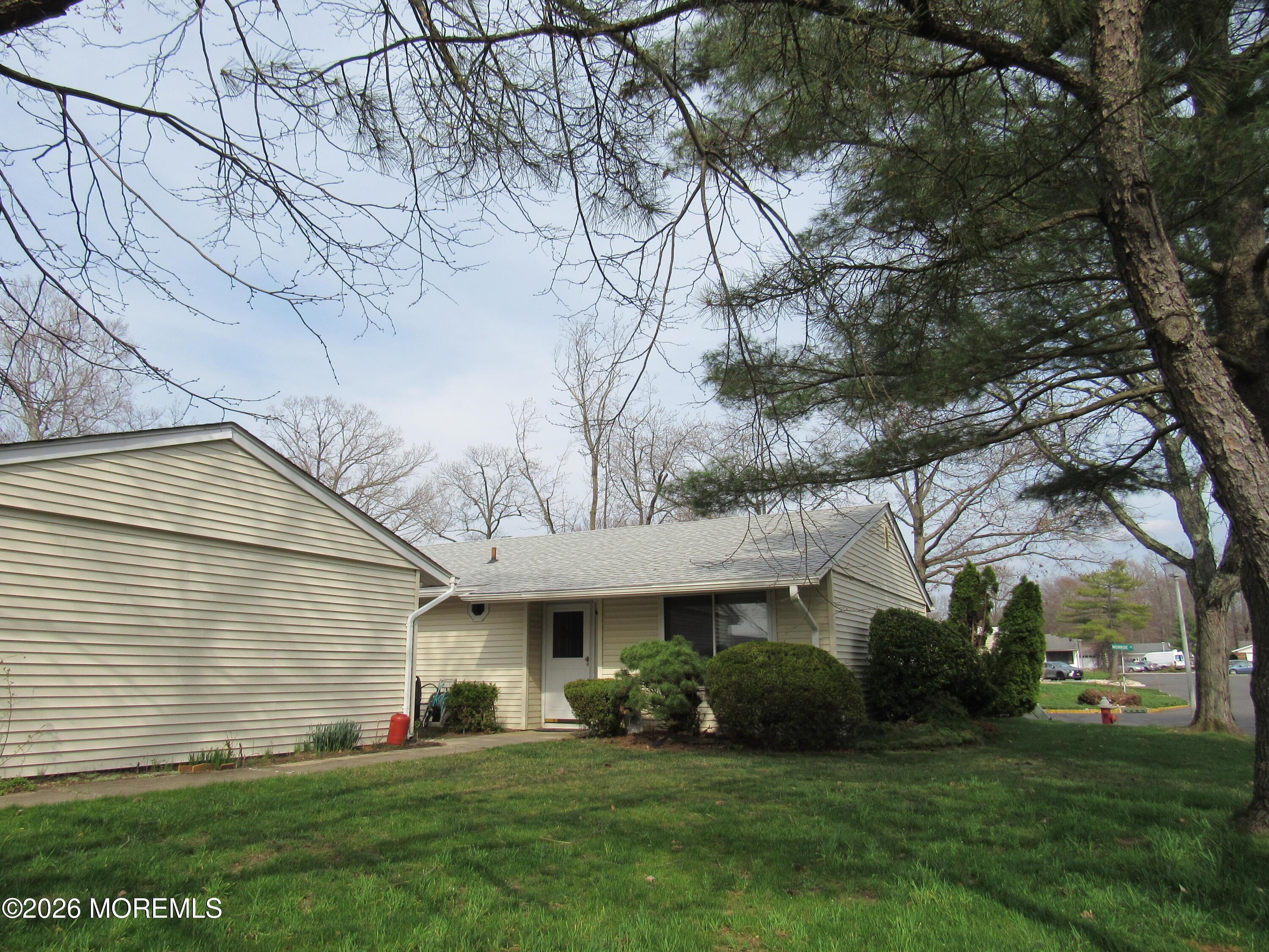 Crosse Dr, Monroe Township, NJ 08831