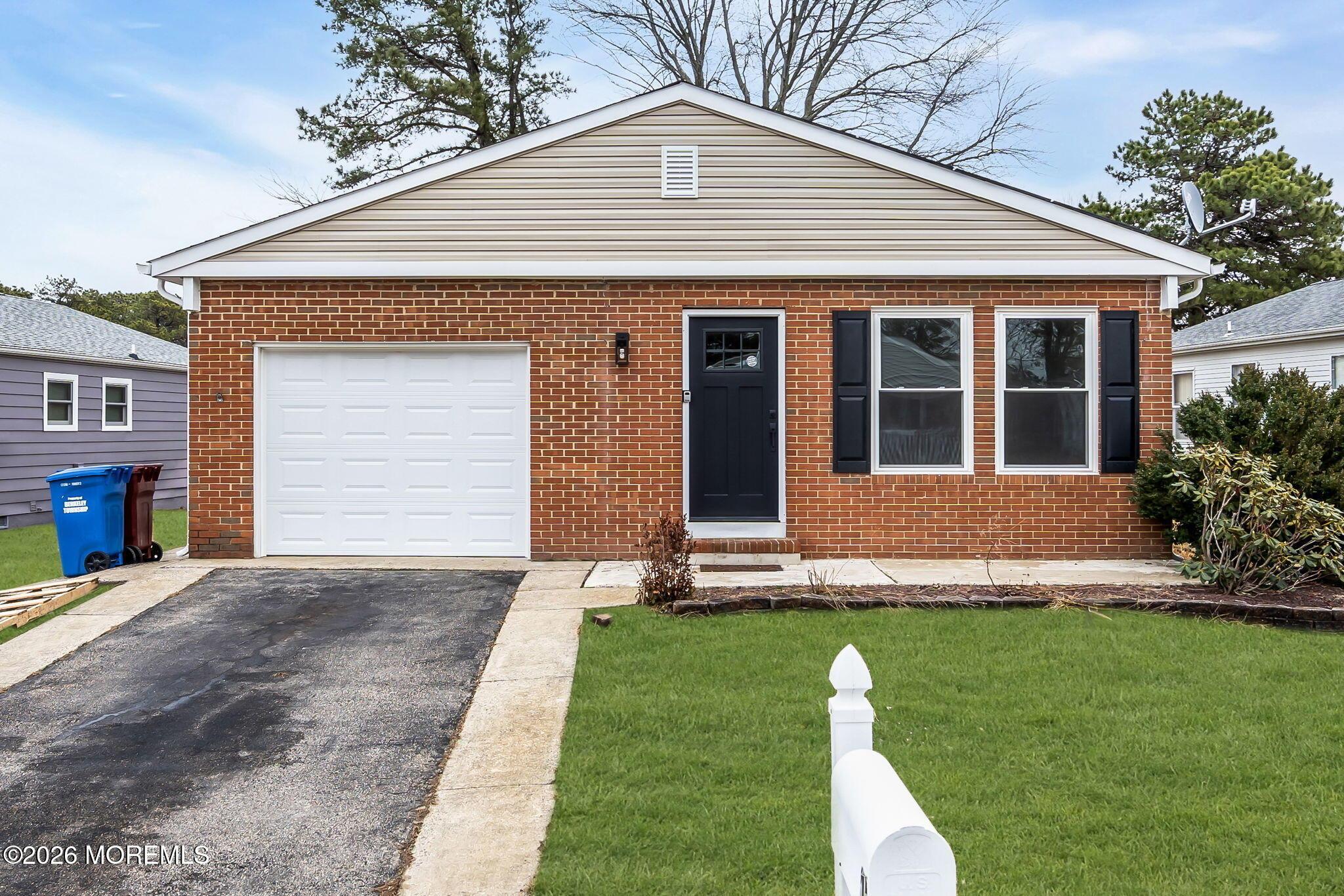 Roxton Pl, Toms River, NJ 08757